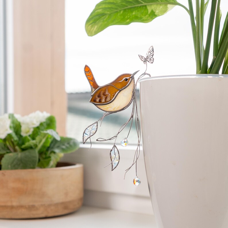 Glas-Carolina-Zaunkönig Sonnenfänger Handgemacht mit Kristallen und Schmetterling - 3x6 Zoll