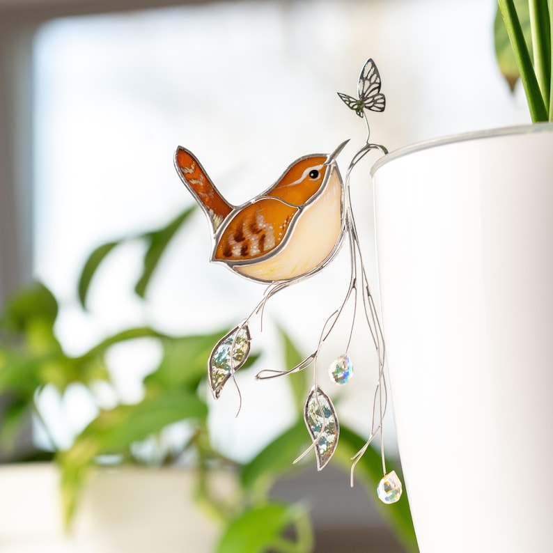 Glas-Carolina-Zaunkönig Sonnenfänger Handgemacht mit Kristallen und Schmetterling - 3x6 Zoll