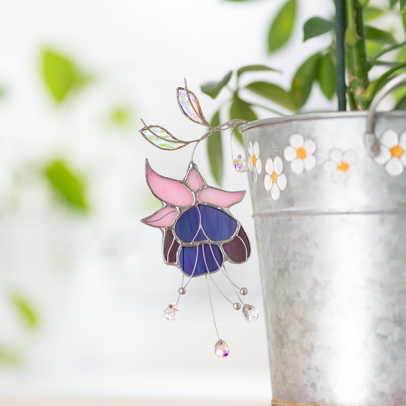 Handgefertigte Fuchsia Suncatcher Glasmalerei Pflanzenstecker mit Kristallen