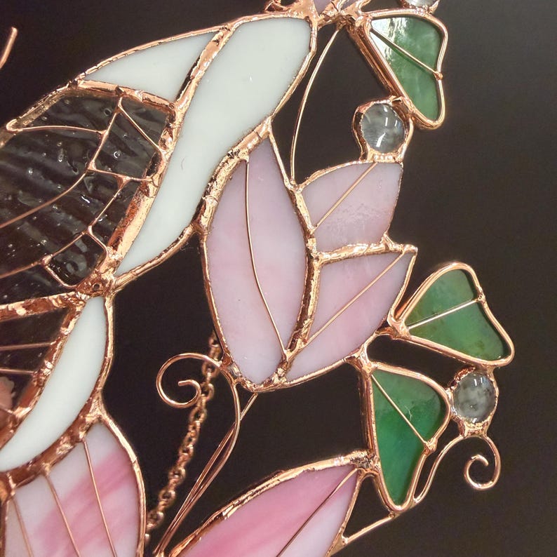 Buntglas Schmetterling Sonnenfänger, rosa Blumen Fensterhänger, Schlafzimmerdekoration, Schmetterlingsornamente